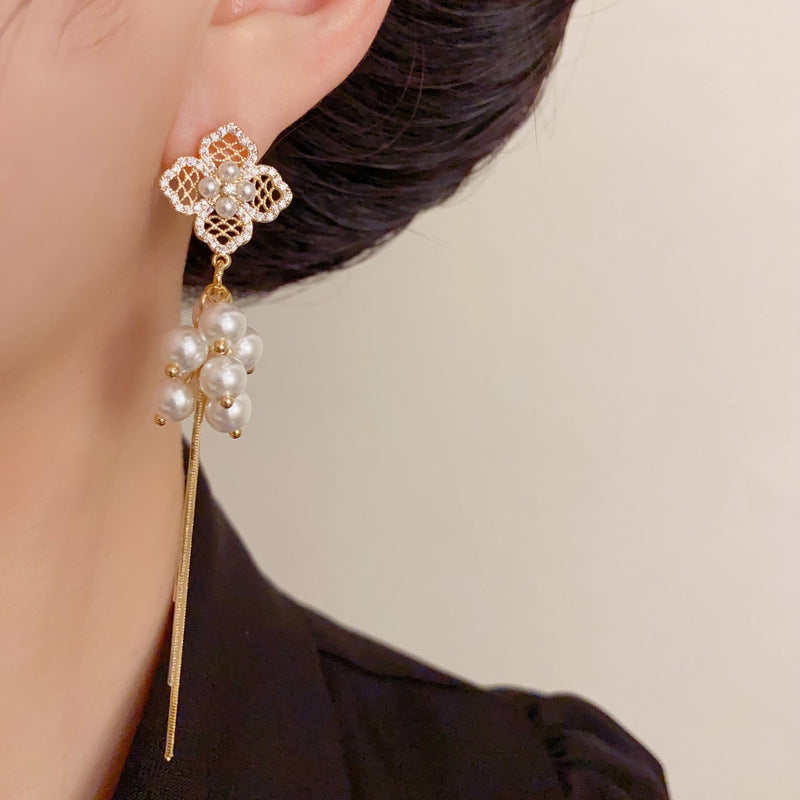 Luxury 4-Leaf Flower Long Pearl Tassel Drop Earrings – Elegant Design