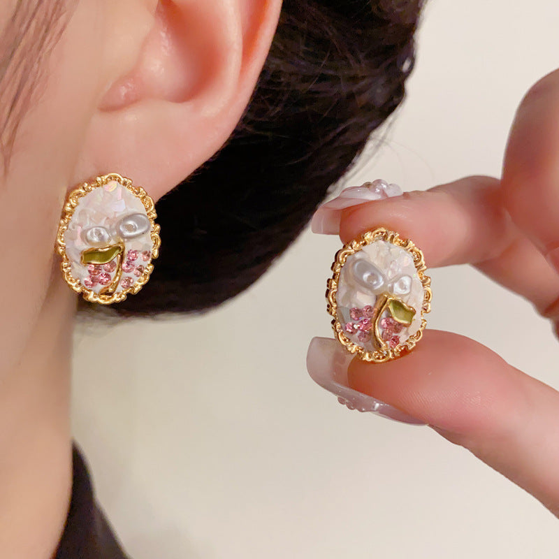 Crushed Shell & Pearl Flower Oval Stud Gold Earrings – Elegant Design