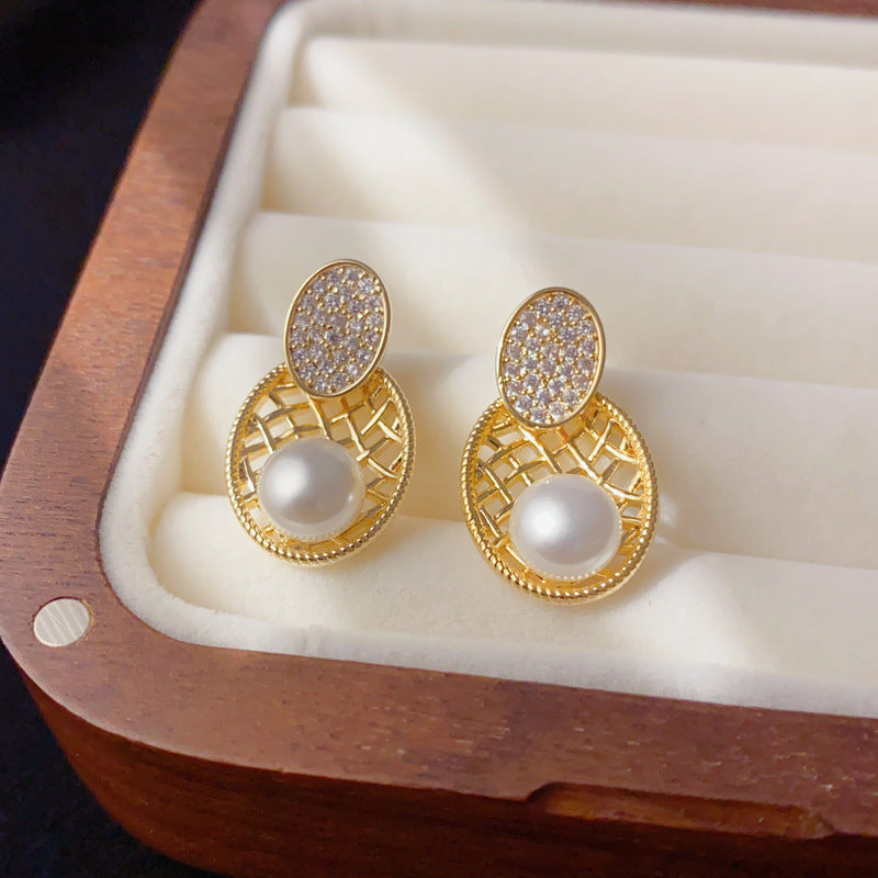 Elegant Zircon Metal Grid Oval Pearl Earrings – Geometric Design