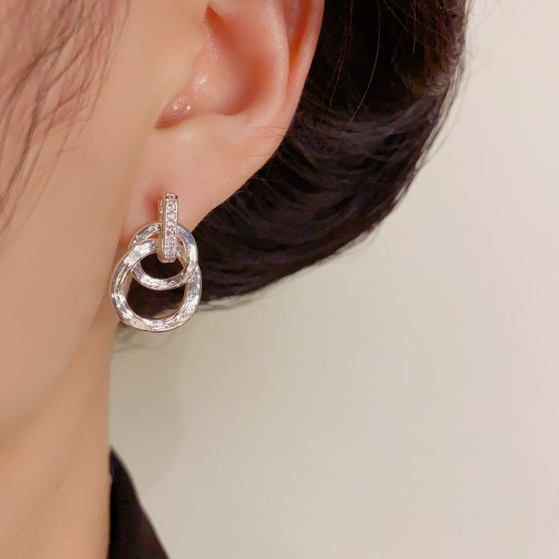Luxury Metal Wrapped Round Drop Earrings – Elegant Geometric Design