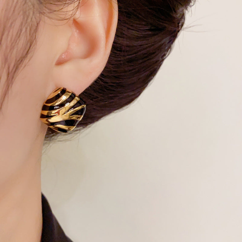 14K Gold-Plated Striped Square Earrings - Chic and Timeless Design