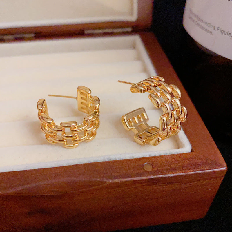 18K Gold Minimalist C-Shaped Hollow Earrings– Elegant Geometric Design