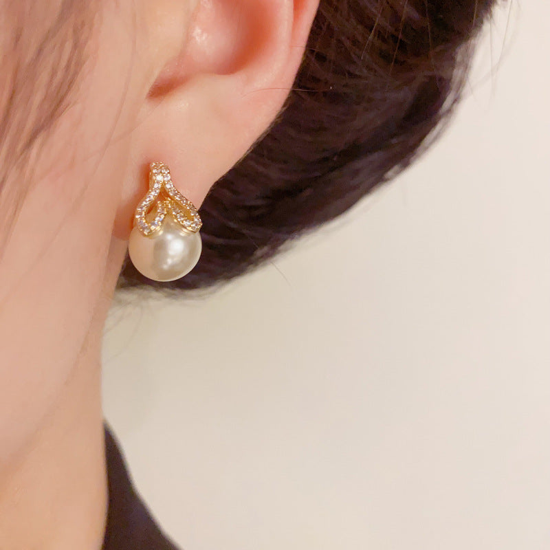 Elegant Zircon Leaf & Pearl Stud Earrings – Silver Geometric Design