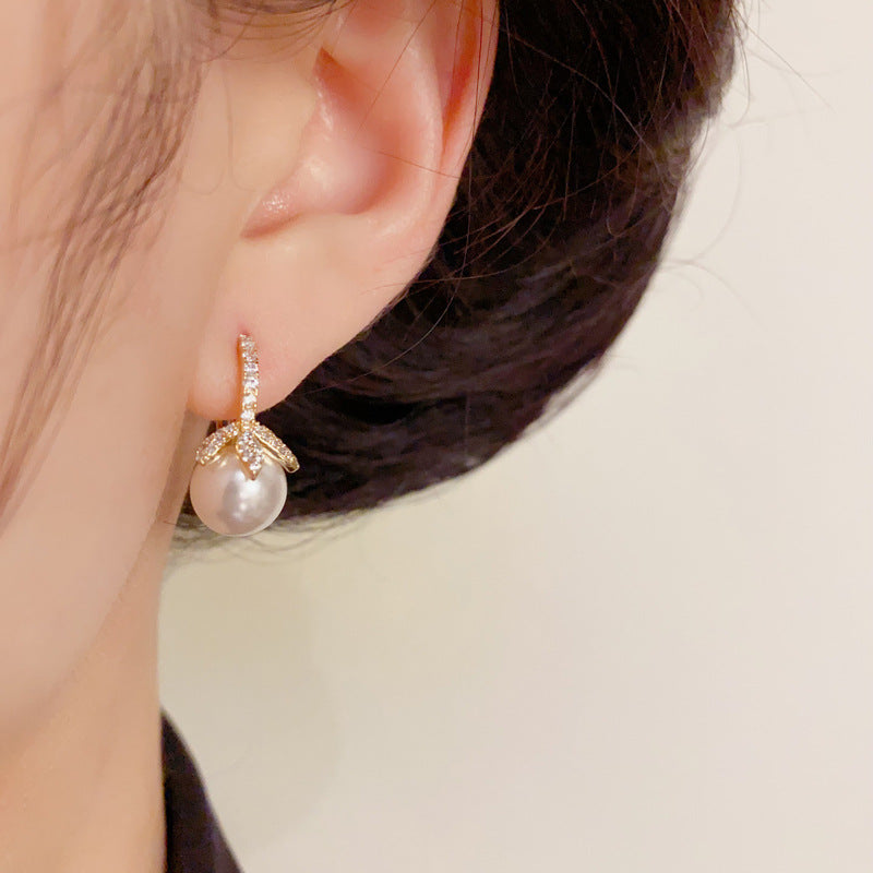 14K Gold Minimalist Zircon Leaf & Pearl Hoop Earrings – Elegant Design
