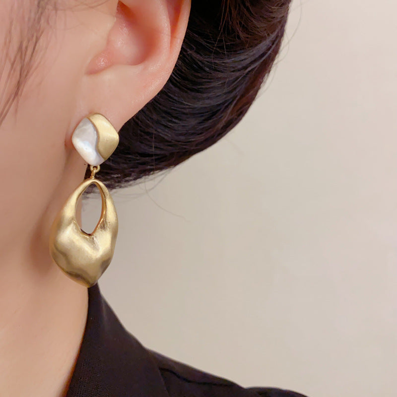 Elegant Mother-of-Pearl Geometric Brushed Drop Earrings – Retro Design