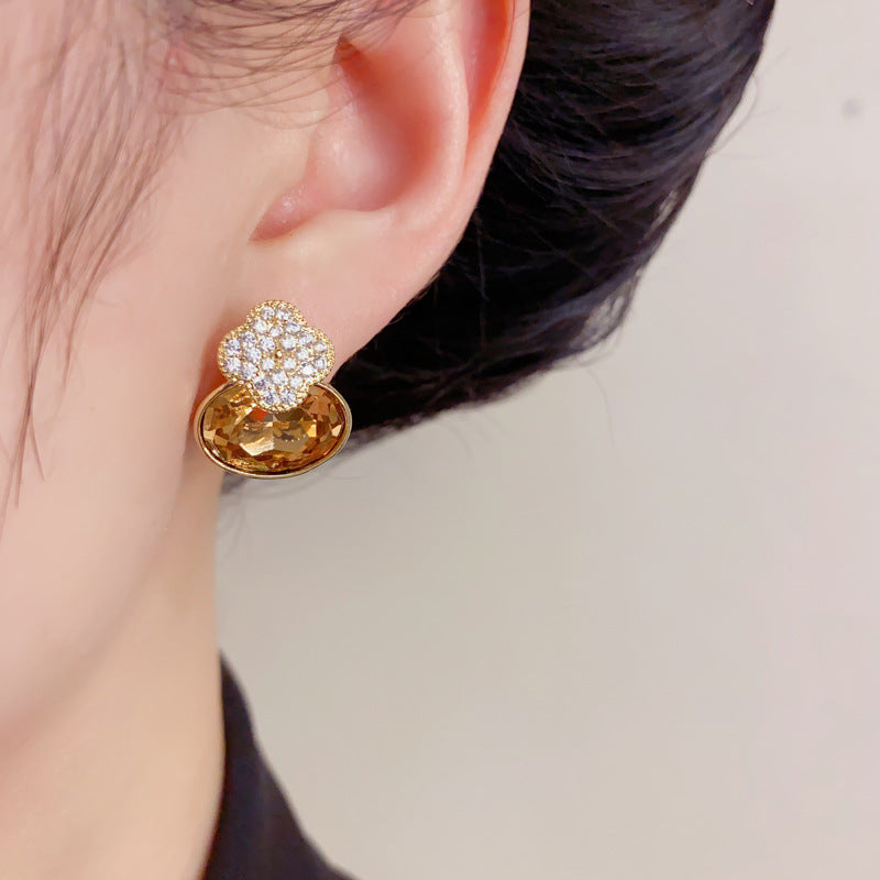 Elegant Four-Leaf Flower Oval Stud Earrings – Floral Geometric Design