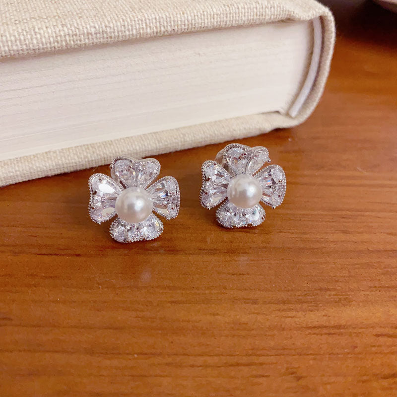 Elegant Micro-Zircon Pearl Petal Ear Clip – Non-Piercing Design