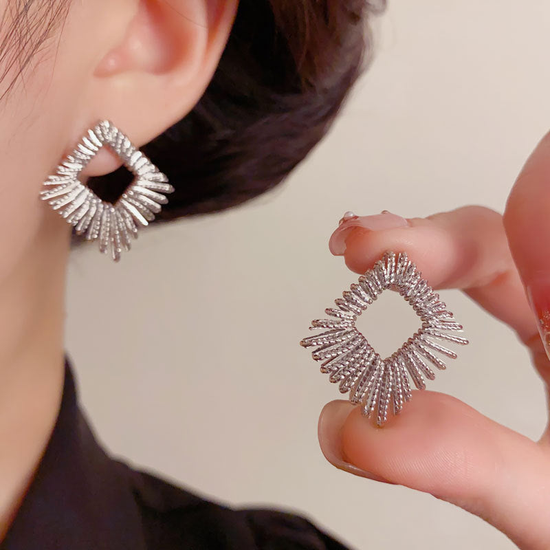 Elegant Metal Line Rhombus Stud Earrings – Geometric Design