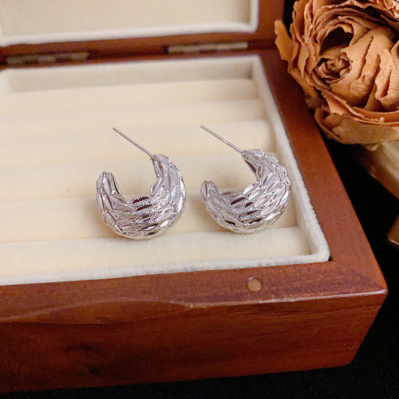 Luxury Metal Textured C-Shaped Hoop Earrings – Geometric Design