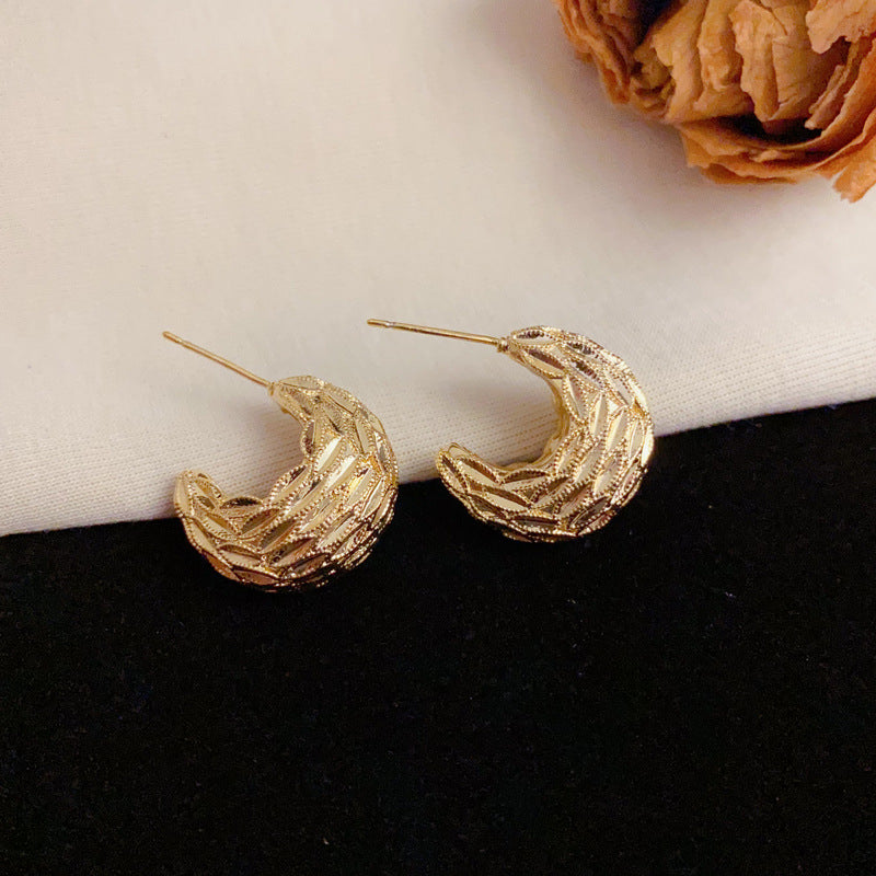 Luxury Metal Textured C-Shaped Hoop Earrings – Geometric Design