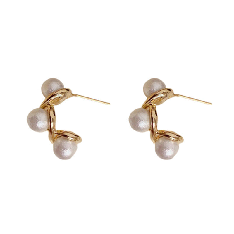 Elegant Metal Wrapped Pearl C-Hoop Earrings – Minimalist Design
