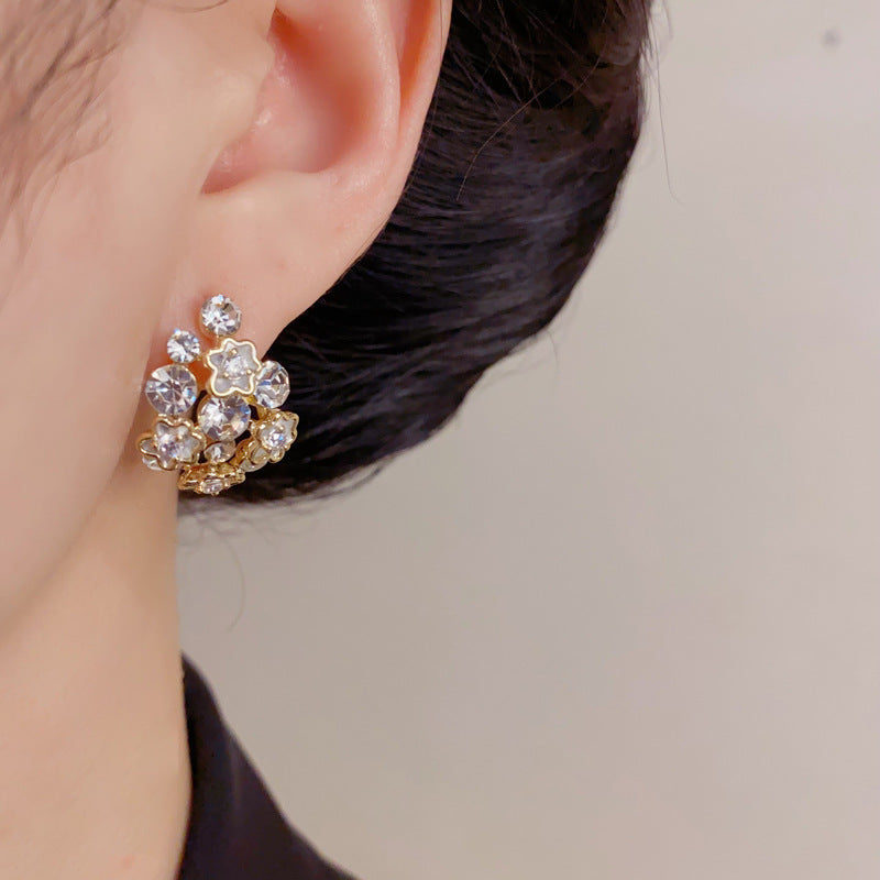 Eaioncol Cutout Floral C Hoop Earrings Black & White
