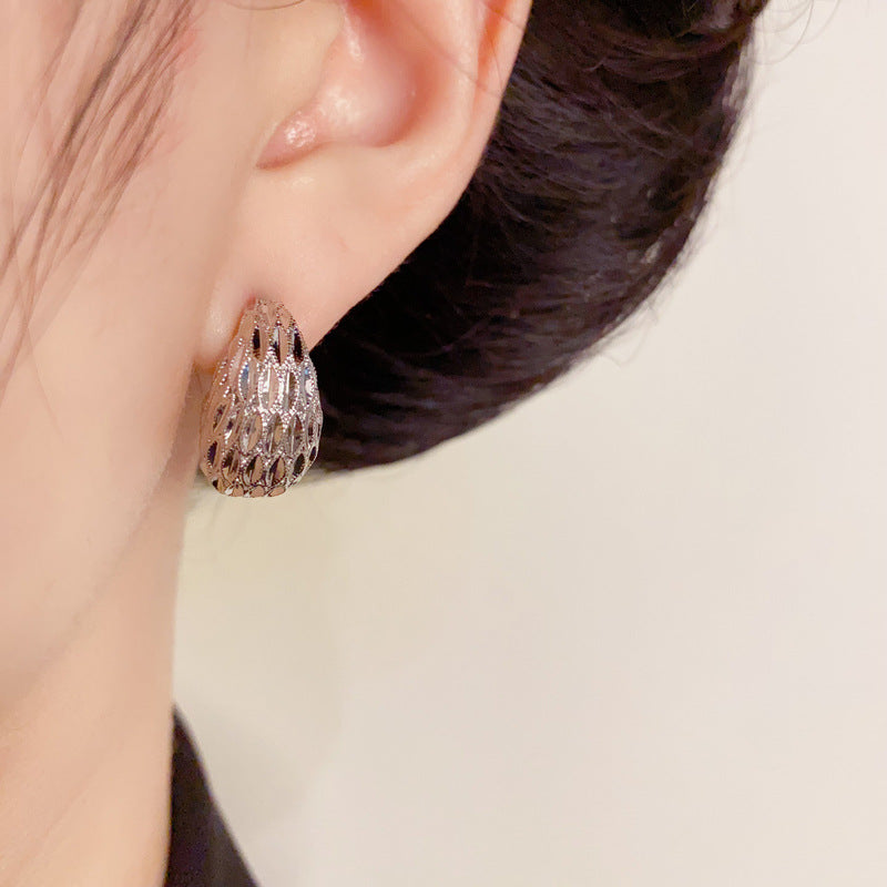 Luxury Metal Textured C-Shaped Hoop Earrings – Geometric Design
