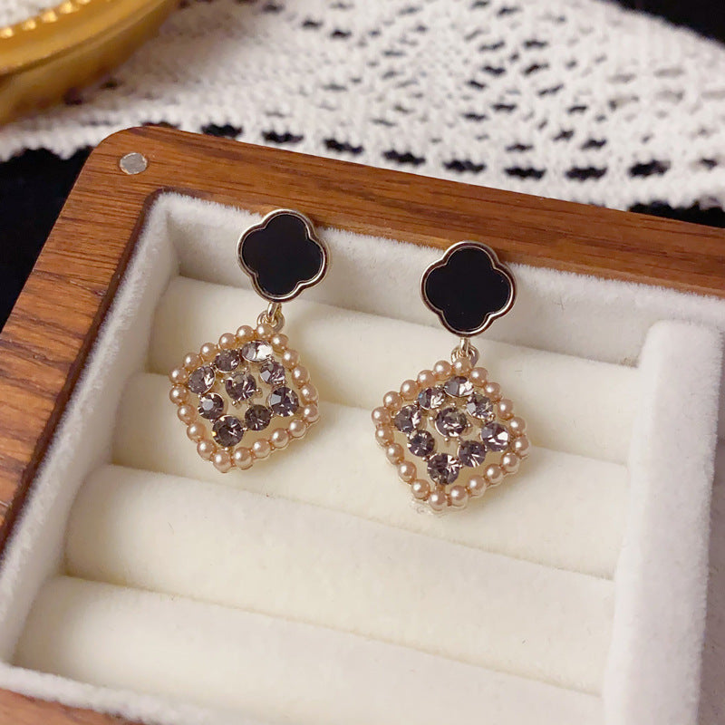 Luxury Geometric Square Pearl Drop Earrings – Minimalist Design