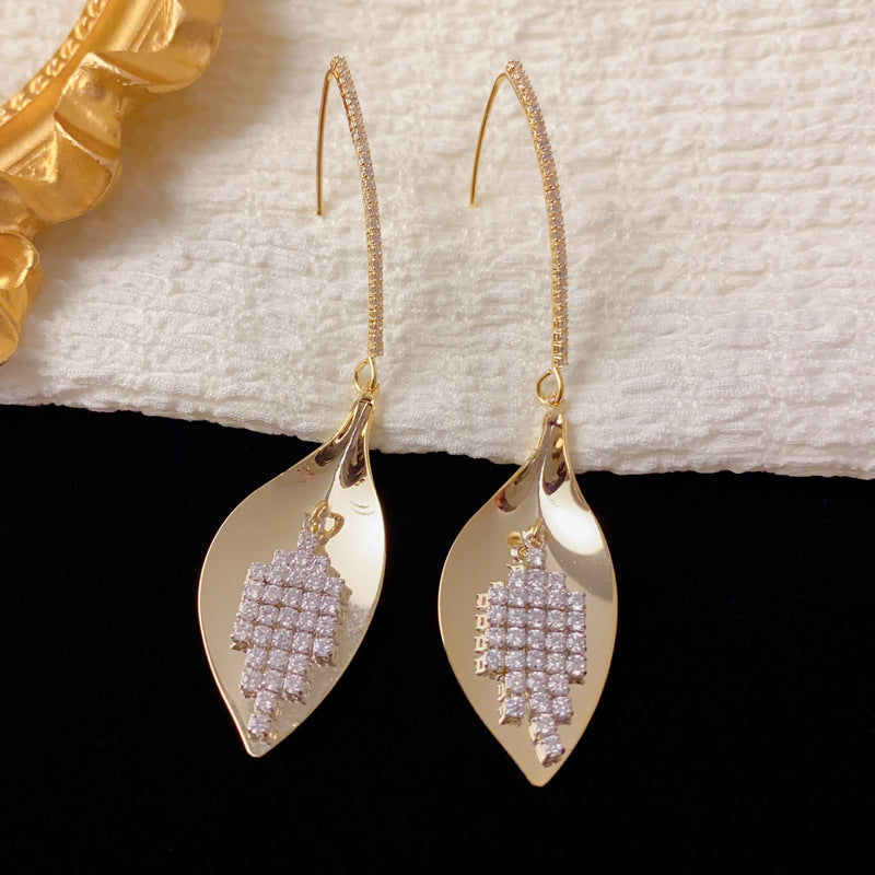 Luxury Gold-Silver Two-Tone Leaf Tassel Drop Earrings – Elegant Design