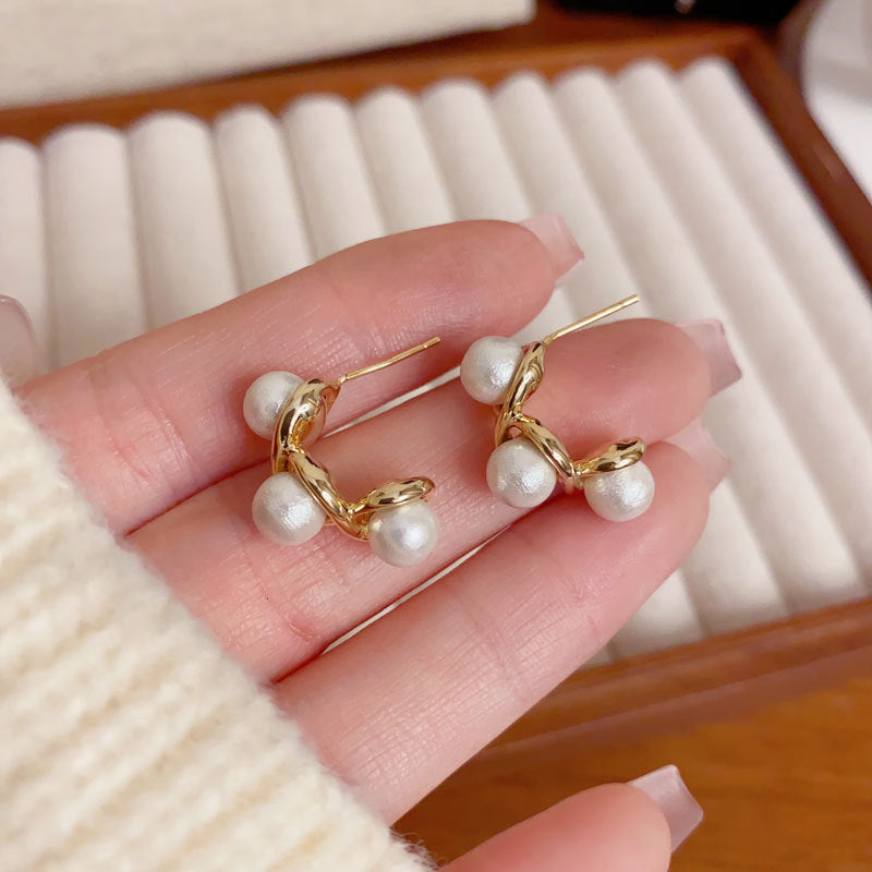 Elegant Metal Wrapped Pearl C-Hoop Earrings – Minimalist Design