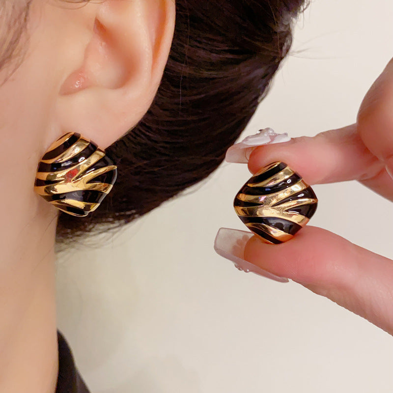 14K Gold-Plated Striped Square Earrings - Chic and Timeless Design