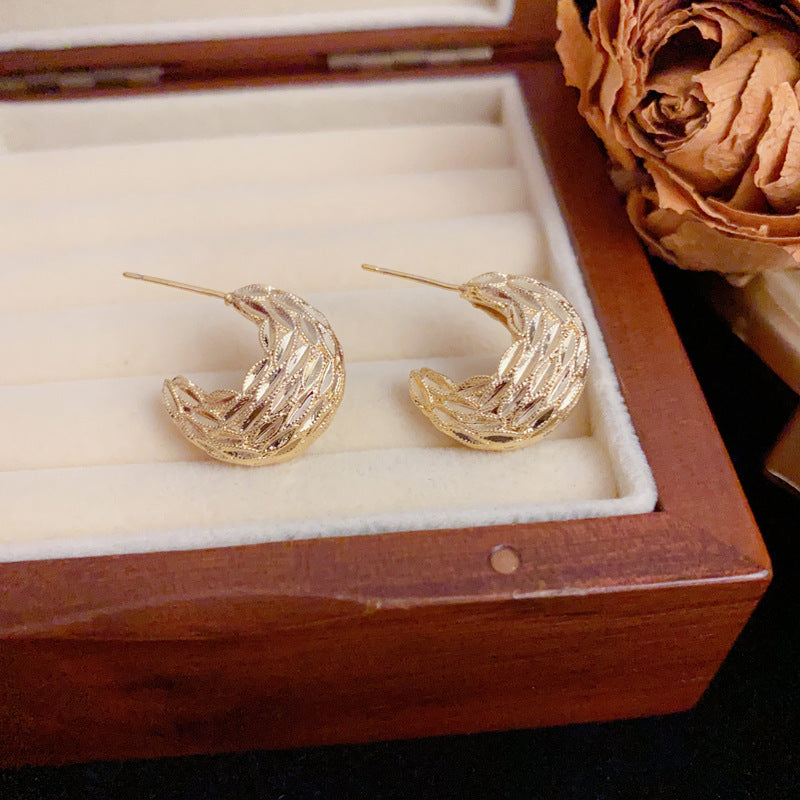 Luxury Metal Textured C-Shaped Hoop Earrings – Geometric Design