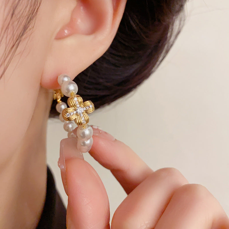 Luxury Metal Four-Leaf Flower Pearl Hoop Earrings – Elegant Design