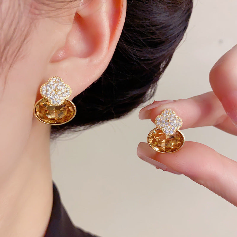 Elegant Four-Leaf Flower Oval Stud Earrings – Floral Geometric Design