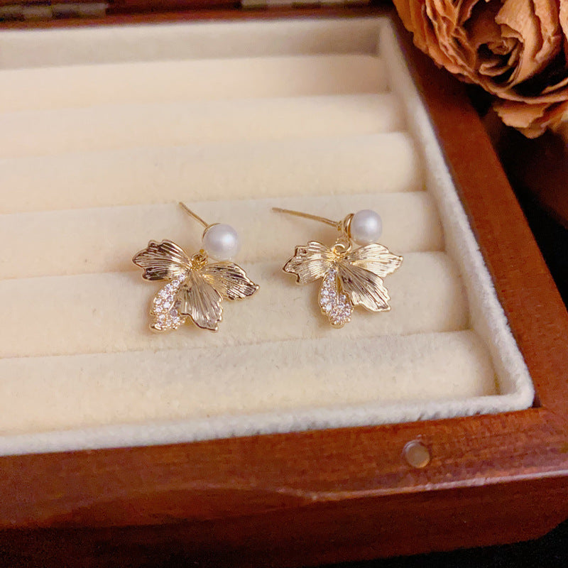 Elegant Zircon Metal Leaf & Pearl Stud Gold Earrings – Silver Needle