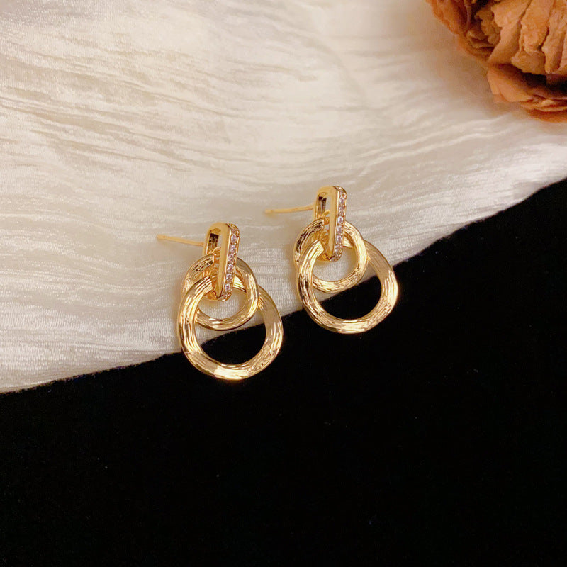 Luxury Metal Wrapped Round Drop Earrings – Elegant Geometric Design