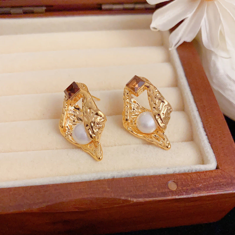 Elegant 18K Gold Irregular Pearl Stud Earrings – Minimalist Design