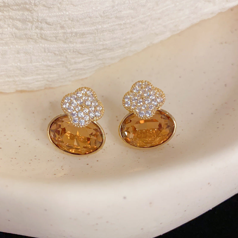 Elegant Four-Leaf Flower Oval Stud Earrings – Floral Geometric Design