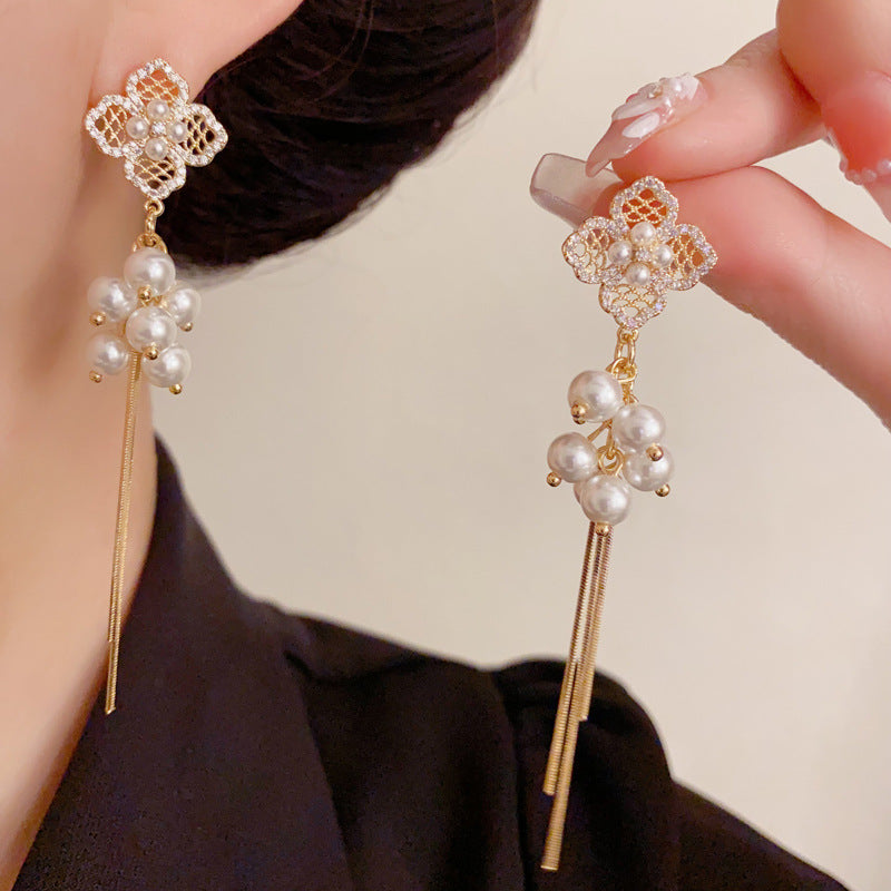 Luxury 4-Leaf Flower Long Pearl Tassel Drop Earrings – Elegant Design