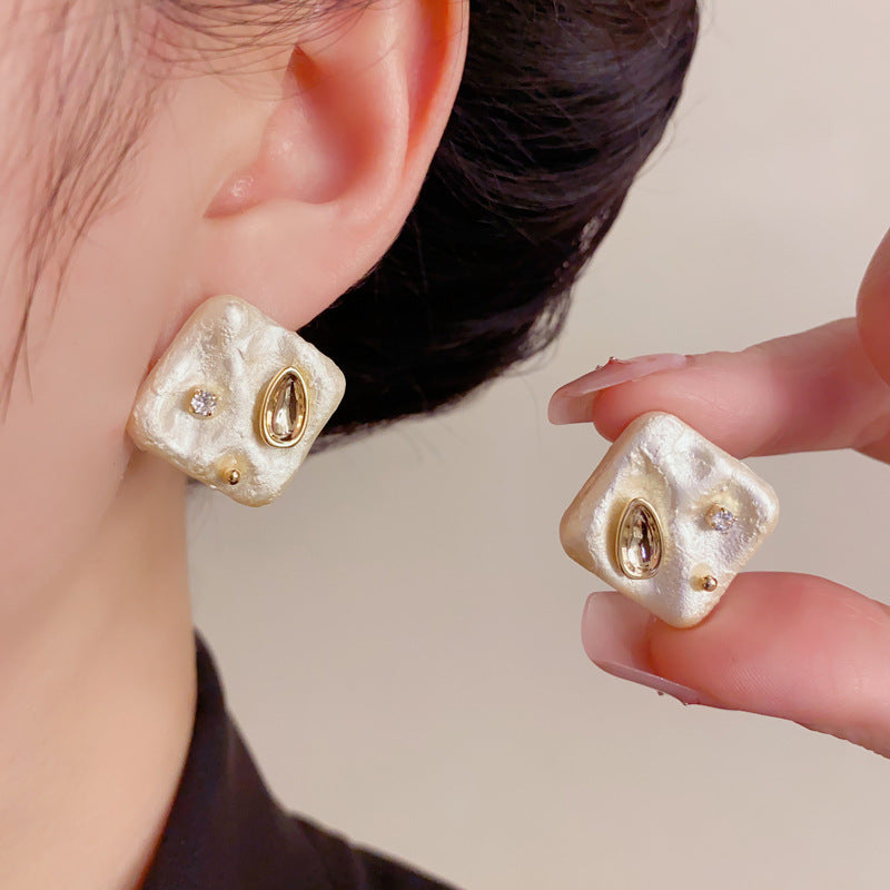 Elegant Matte Pearl Diamond Geometric Earrings – French Retro Design