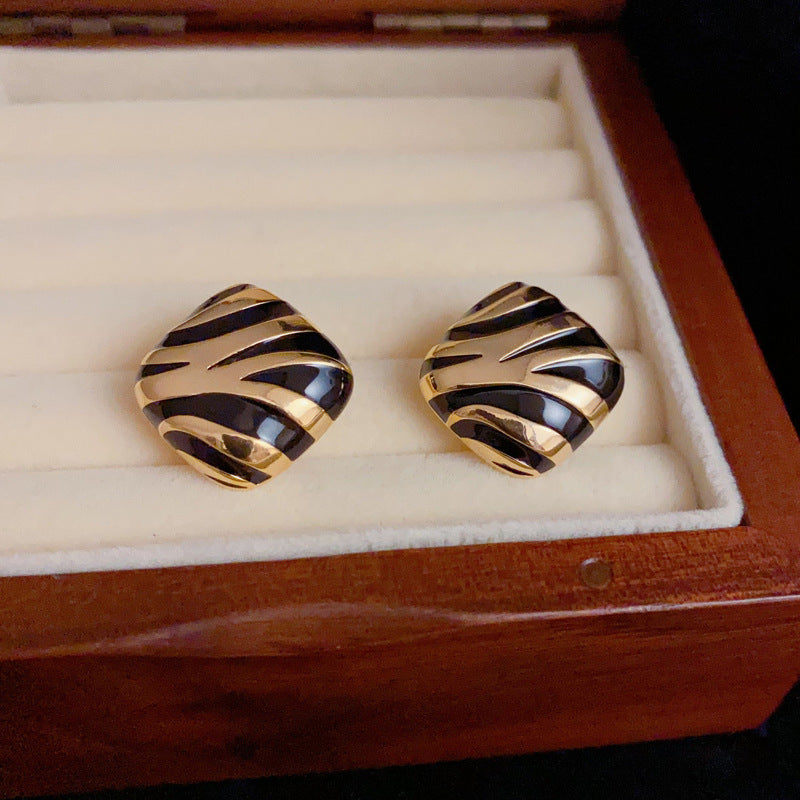 14K Gold-Plated Striped Square Earrings - Chic and Timeless Design