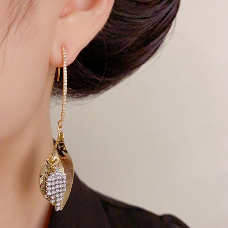 Luxury Gold-Silver Two-Tone Leaf Tassel Drop Earrings – Elegant Design