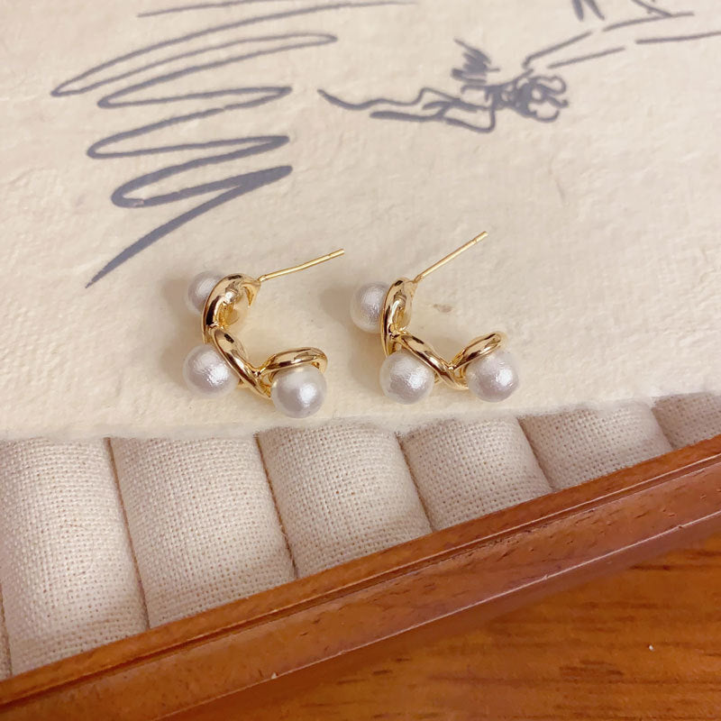 Elegant Metal Wrapped Pearl C-Hoop Earrings – Minimalist Design