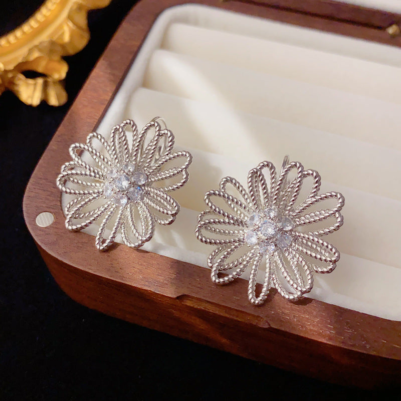 Elegant Metal Hollow Flower Ear Cuff Earrings – Floral Design