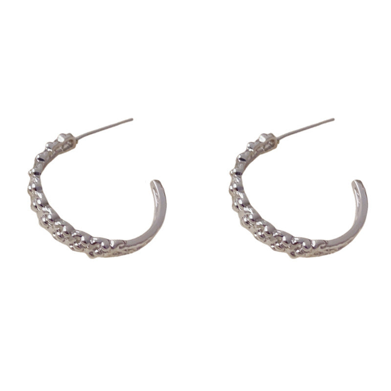 Elegant Woven Metal C-Hoop Earrings – Bold Retro Design
