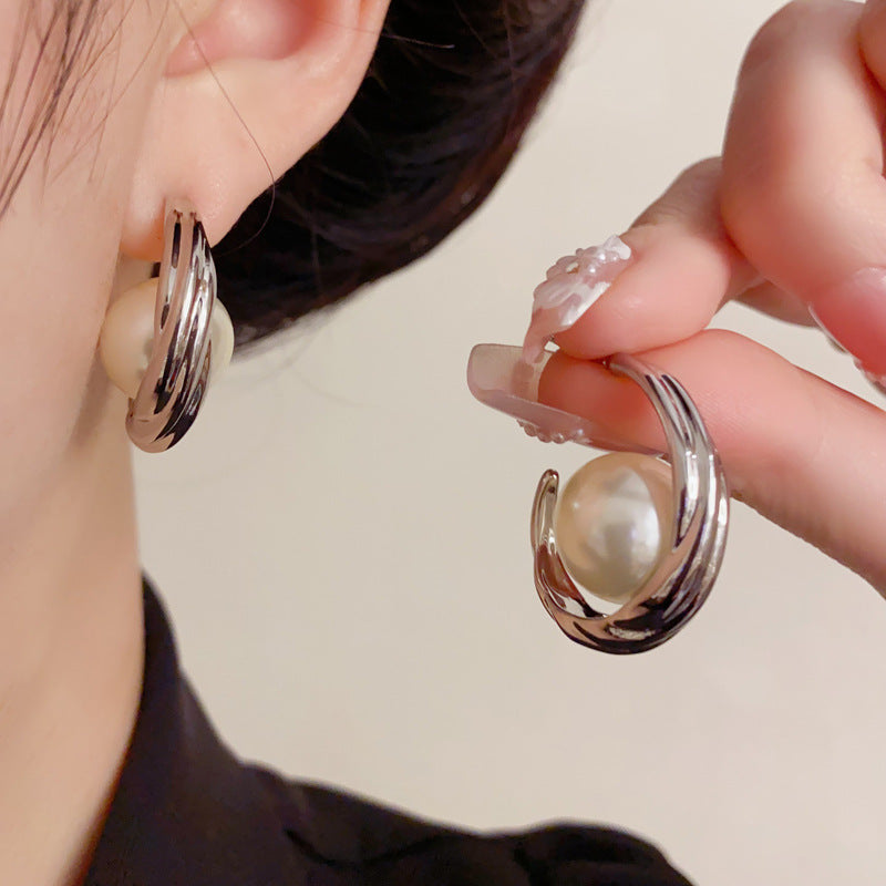 Elegant Textured Metal Pearl Hoop Earrings – Bold Retro Design