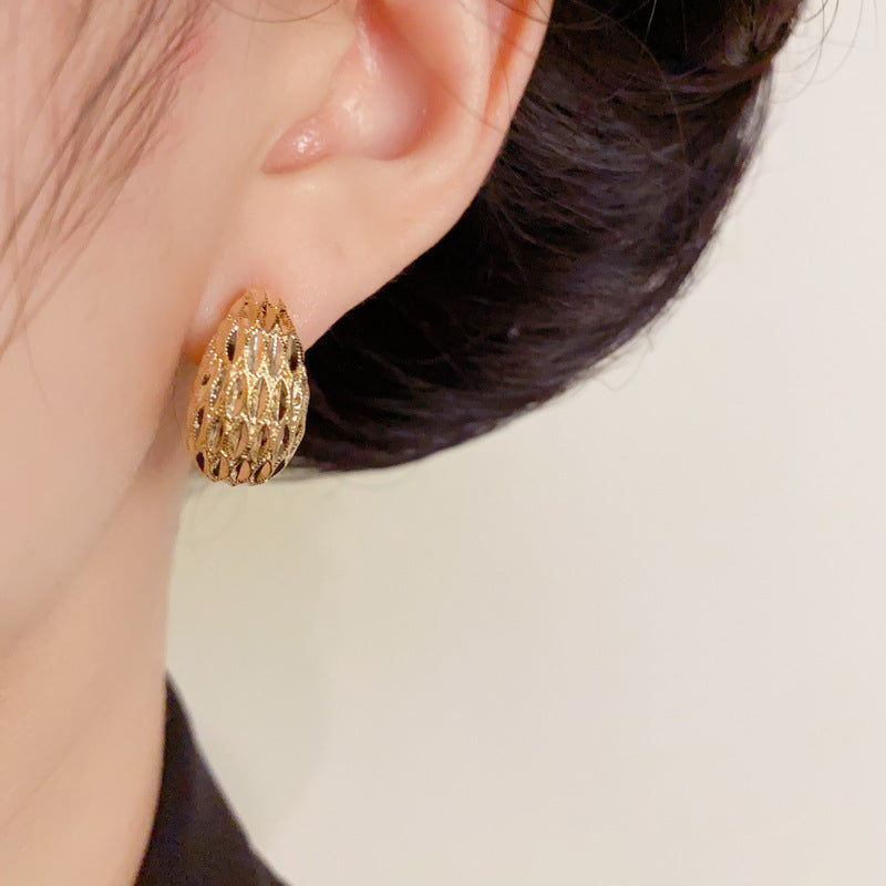 Luxury Metal Textured C-Shaped Hoop Earrings – Geometric Design