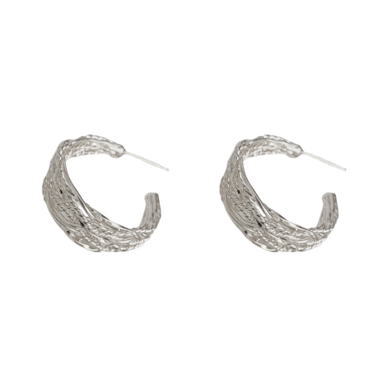 Luxury Metal Line C-Shaped Hoop Earrings – Elegant Geometric Design