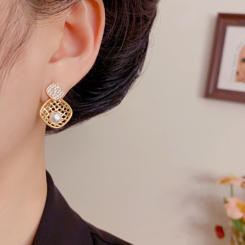 Eaioncol Openwork Rhombus Pearl CZ Stud Gold
